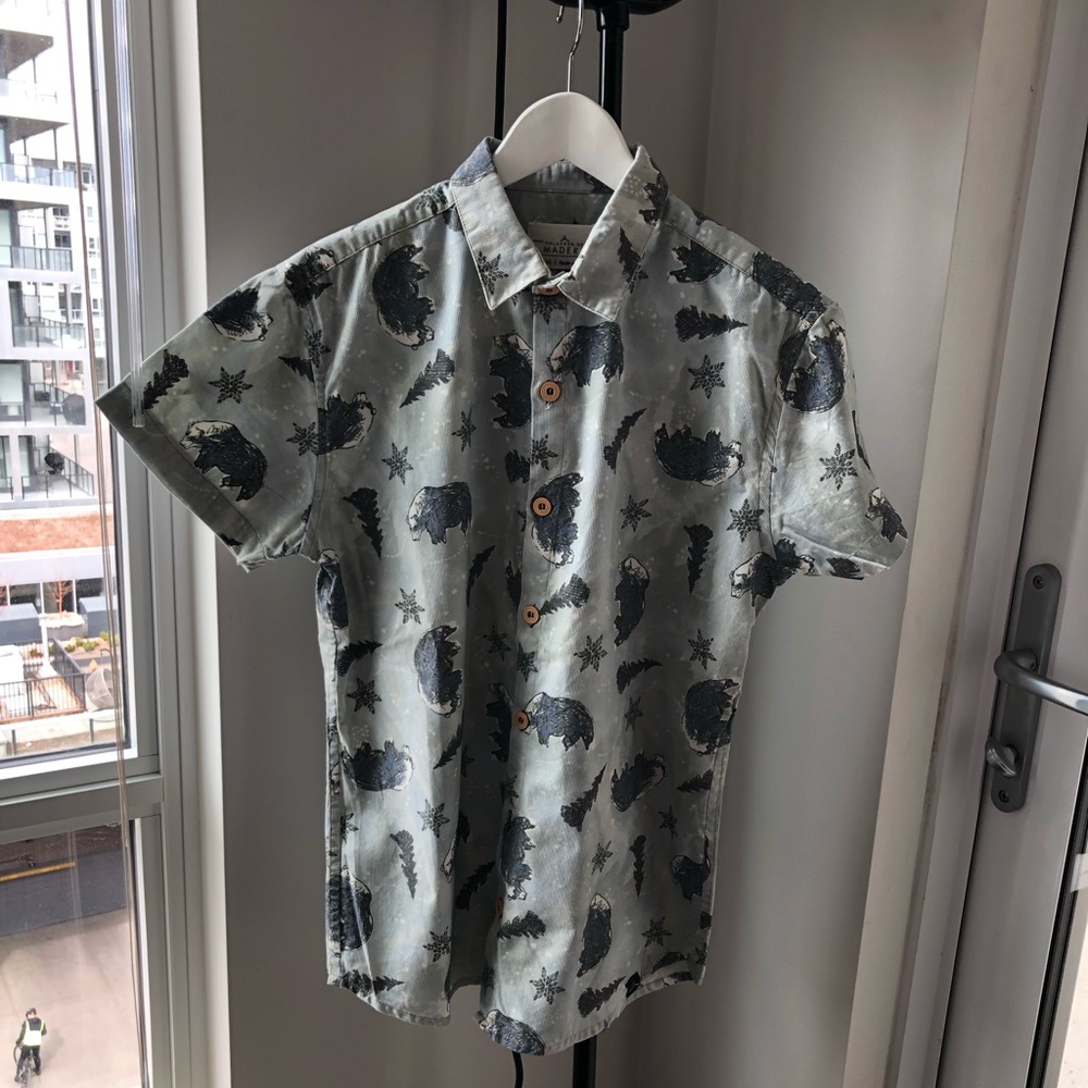 Colgador de Madeira. Short sleeve button up shirt.